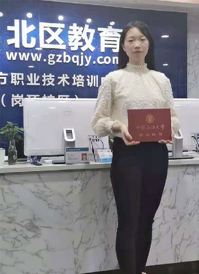 學員拿證